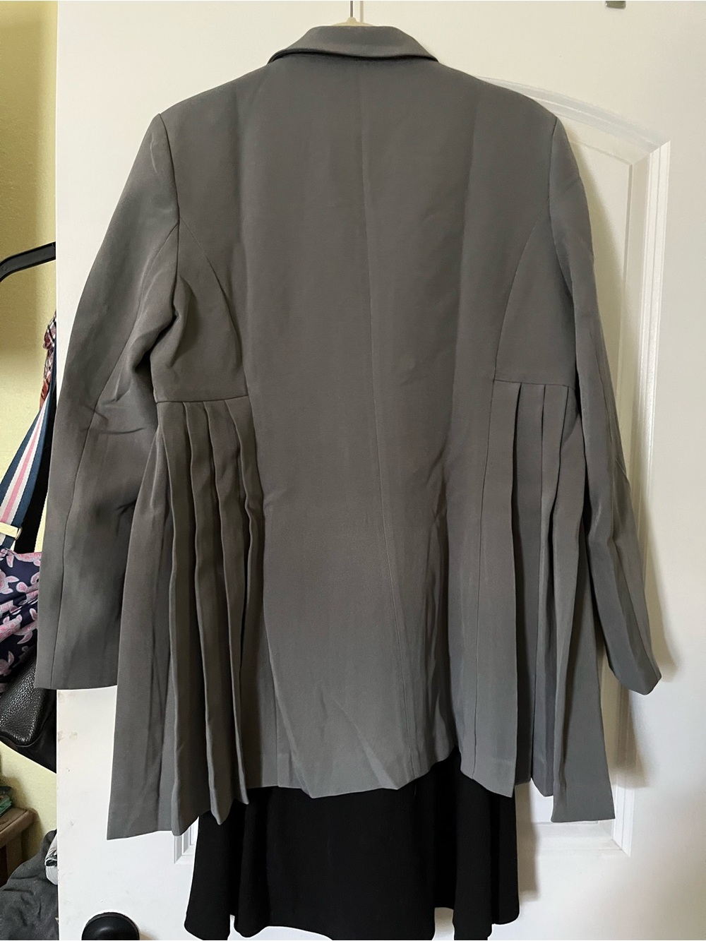 VENUS Charcoal Gray Double-Breasted Pleated Blazer with Decorative Buttons - Picture 4 of 7
